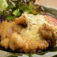 料理人の父から引き継いだタレのレシピを使い、分厚め衣をつけて揚げた鶏肉を熱々の甘酢に漬け込みます。タルタルソースも自家製です。柔らかくて美味しいと、お子さんから大人まで評判です。