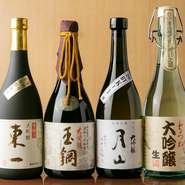 鶏料理との相性を考え選ばれた、熟成の日本酒が並びます