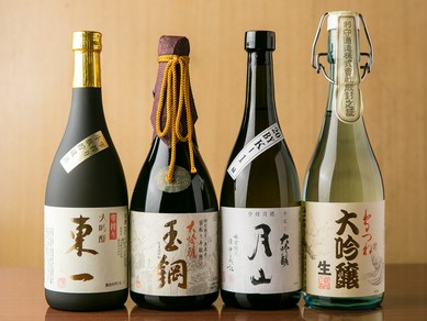 鶏料理との相性を考え選ばれた、熟成の日本酒が並びます