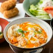 小親子丼に鳥しんじょやサラダ、スープにお新香が付いた3500円のお得なセットです。＋200円でレギュラーサイズに変更可能