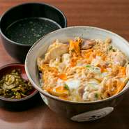 秋田の比内地鶏と名古屋コーチンが堪能できる『特上親子丼』。兵庫県産の「日本一こだわり卵」を３個使用するほど贅沢な逸品です