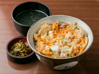 秋田の比内地鶏と名古屋コーチンが堪能できる『特上親子丼』。兵庫県産の「日本一こだわり卵」を３個使用するほど贅沢な逸品です