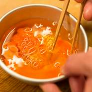 「卵はかき混ぜてしまうと黄身の味が薄まってしまう。溶きすぎないのが一番」。親子丼の卵はほぼ混ぜずに50秒ほど火入れをしてどんぶりに盛るため、とろとろの半熟卵がのった鳥つねの親子丼が出来上がるのです。