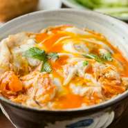 秋田の比内地鶏と名古屋コーチン、それをオリジナルの割り下とともに煮込む親子丼。昆布や鶏ガラなどの出汁は一切加えず、素材そのものの味で勝負する『特上親子丼』は、ランチのみ、1日限定20食で提供しています