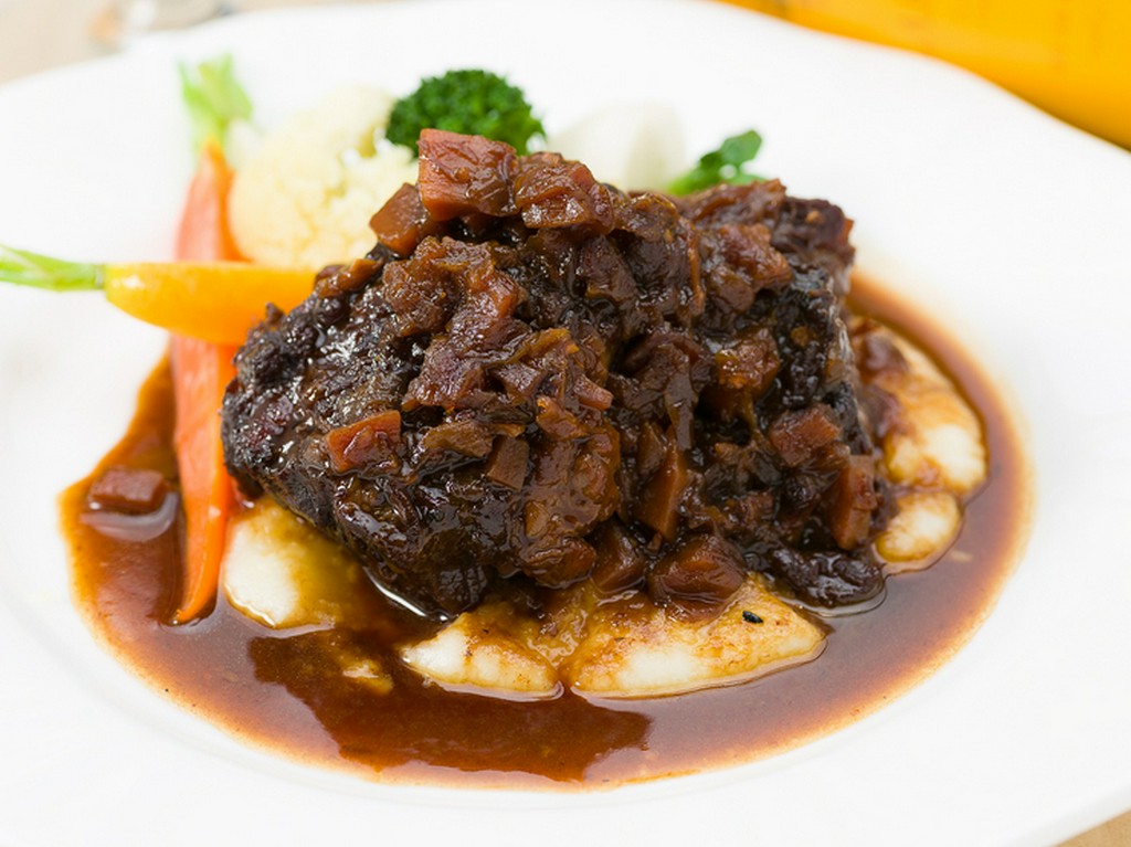 ほどよい苦味がきいた肉が絶品『和牛頬肉のベルギー黒ビール煮』