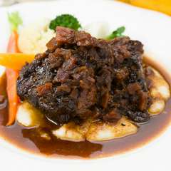 ほどよい苦味がきいた肉が絶品『和牛頬肉のベルギー黒ビール煮』