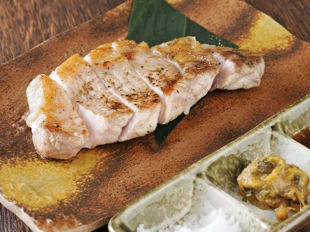ブランド豚のジューシーな脂の旨味がたまらない逸品『炭火焼きステーキ　さがみあやせポーク　定食』