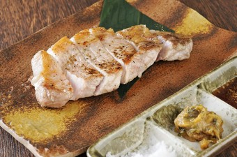 ブランド豚のジューシーな脂の旨味がたまらない逸品『炭火焼きステーキ　さがみあやせポーク　定食』