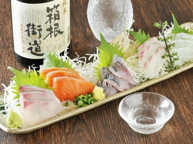 料理人の目利きで厳選した新鮮で上質な魚を使用した絶品メニュー『地魚・真鶴直送　刺身盛り（2人前）』