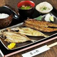 料理長渾身の一皿は、大満足の定食。こだわりの備長炭を使い、素材ごとに絶妙な焼き加減で、素材の味を引き出します。炭火で焼いたジューシーな干物と、あきたこまちとの相性も抜群。日本人の口に合う魚料理です。