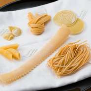 自家製のパスタは、イタリアにしかない道具を使用しています。またパスタの種類も豊富で、なかなか日本では見かけない形も多いのが特徴です。イタリアの地方料理が多く、ソースとの相性に合わせてパスタを扱います。