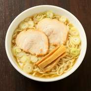 手もみのやわらか縮れ麺とあっさり鶏スープの組み合わせ。昔ながらの中華そばを進化させたようなスタイルです。食べやすいので年配の方にもファンが多いメニューです。