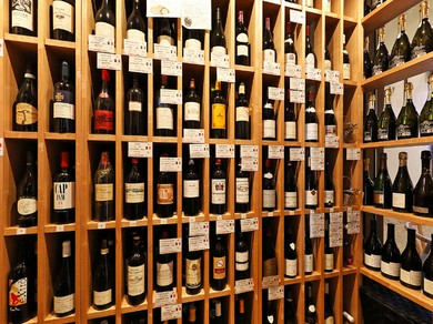 シニアソムリエが厳選する世界各国のワインが200種以上