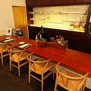 ゆったりとくつろげる店内で、落ち着いて料理とワインを楽しんでいただけるお店です。ご夫婦やカップルでゆっくり過ごしたい時も、親しいご友人同士でも、時間を忘れて過ごせるワインと空間をご用意しています。