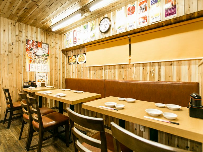 家族で気軽にランチを楽しめる、明るい店内と豊富な料理