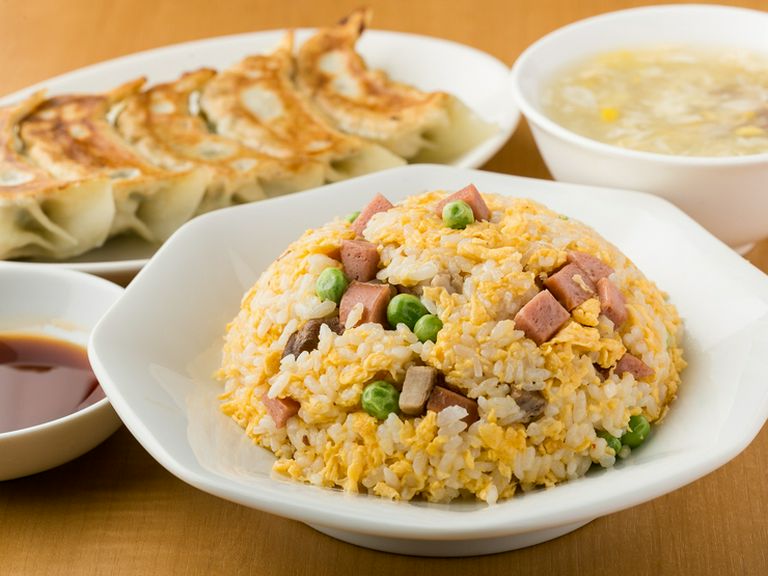 卵とチャーシューたっぷり! これ一品で大満足の具だくさん『五目チャーハン』