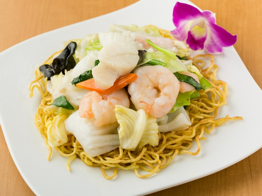 プリプリのエビや野菜のあんがどっさり載った『海鮮あんかけ焼きそば』