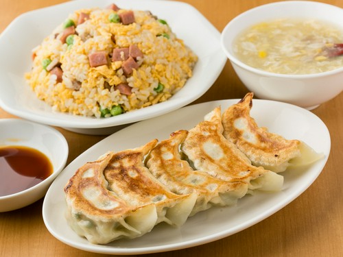 人気の『焼き餃子』。柔らかい皮の中に肉汁たっぷりのあん