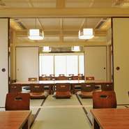 2階の座敷は3部屋あり、ふすまの間仕切りをとれば、最大40名様がご利用いただけます。3階にもテーブル席があります。