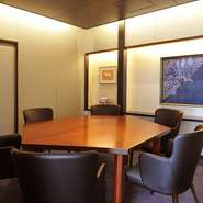 シックな雰囲気に六角形のテーブルが印象的な個室は、5名様でのご利用に最適です。こちらの個室のみ担当者がつきっきりで給仕いたします。ご接待などのおもてなしにはどうぞご利用ください。