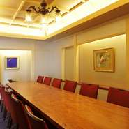 8～14名様程度でご利用いただけるテーブル席の個室もご用意しております。ランチミーティングや、七五三などご家族でのお祝いの会食にも最適です