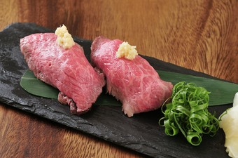 あっさりといただける『牛炙り寿司（二貫）』