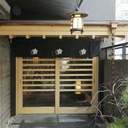 122周年を迎える【荒井屋】。『牛鍋』という料理にこだわり続けて、地元のお客様に支持されています。代々受け継がれている文明開化の味をぜひご堪能ください。