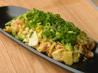 牛すじとキムチ入りが特徴の『特製そばめし』