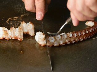 人気メニューは、ぷりぷりと新鮮な「タコ」の食感が決め手