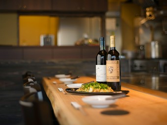 料理もお酒もカジュアルに楽しめる、オシャレな鉄板焼き店