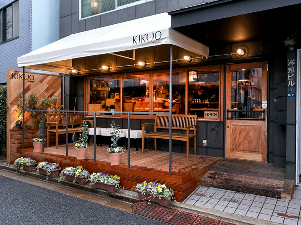 ウッドデッキのテラスには8席のテーブル席をご用意