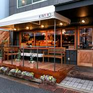 八丁堀の駅前でありながら、路地裏テラスのウッドデッキは、喧騒から離れゆったり寛げる癒しの空間。カイザーのバゲットと共に昼間からお好みのグラスワインを楽しむのもオススメです。