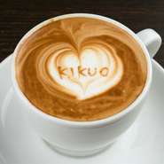 3月からカフェ営業も本格スタート。バリスタによるエスプレッソマシンを使った多彩なカフェメニューは　もちろん、ハンドドリップでもコーヒーをお出しします。ご希望の方にはラテアートもお楽しみいただけます。　