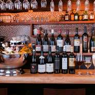 ピノ・ノワールを中心にいろいろな地域のアメリカ産ワインを取り揃えています。気軽にワインをお楽しみいただけるよう美味してくリーズナブルな逸品を選りすぐり。昼間からテラスでワインはいかが？