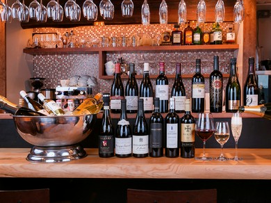 グラスワインだけでも13種類。日替わりワインもあります