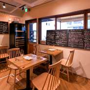 ランチ営業もあり、カフェとしても気軽に利用できます。路地裏のテラスでお好みのワインやエスプレッソと共に、美味しい料理を味わいながら寛ぎの時間をお楽しみください。