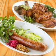 いも豚をお店でブロックから粗挽きにしています。お肉の美味しさを引き出すよう味付けはゲランドの塩とセージを使っています。オーブンで皮目をパリッと焼いたソーセージは肉汁たっぷりでとってもジューシーです。