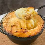 仔羊は旨みのある腕肉を店内で粗挽きにして使っています。セロリなどの香草を入れてラムが苦手な人でも美味しく食べていただけるように工夫しています。チーズたっぷりでワインによくあいます。