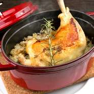 水郷どりと栗源産きのこを使った炊き込みご飯。コンフィはフライパンで皮目をパリッとさせ、ご飯はローズマリーを混ぜてパエリアのようにオーブンでアルデンテに炊き上げ、最後にトリュフオイルをかけて蒸らします。