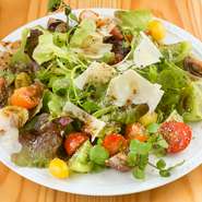 自分が生まれ育った故郷、千葉県栗源産の野菜を使っています。柔らかいベリークレソンやカラフルなトマトなど、生産者の名前が入っている安心・安全・美味しい野菜を「道の駅くりもと」から直送してもらっています。