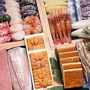 先代が鮮魚店を営んでおりましたので、当時から北海道全域の鮮魚を扱っており、今も旬の新鮮な食材にこだわり、お客様が美味しくお食事を堪能してお帰り頂けるよう、毎日精進しております。