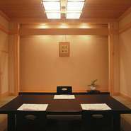 小樽で軒を連ねるお寿司屋さんの中でも【寿司 和食 しかま】は広い店内が自慢です。大人数での会食や宴会をはじめ、大切なゲストを招いての接待にも利用されています。落ち着いた空間でお料理が楽しめるお店です。