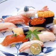 北海道の食材を食べ尽くしたいという方には、お店の名前のついた一番人気メニュー『しかま握り』がオススメです。ウニやイクラ、カニやトロなどの高級食材をはじめ、新鮮な貝類も堪能できます。