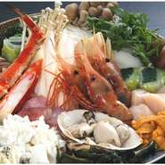 北海道の幸を贅沢に、赤魚、雲丹、帆立貝、ホッキ貝、タラバ蟹、海老、カキ、イカ、等を使い、独特の塩味で仕上げました。1人前　2,200円　3人様より　要予約　11月～4月迄