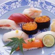 お寿司のネタの中でも人気のウニイクラ。『小樽握り』は贅沢にも2貫ずつ食べられる人気のお寿司です。ボタンエビやトロなどのネタも。北海道の新鮮な食材を思う存分味わえるメニューです。