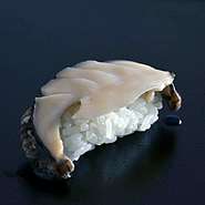 北海道でも日本海側でのみ獲れる蝦夷鮑。サクサクと歯応えが良く、磯の香りと貝特有の甘みが口いっぱいに広がります。