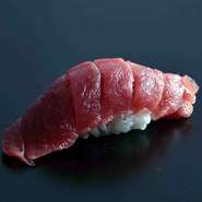 北海道近海、小樽の積丹半島、函館の戸井、津軽海峡などで獲れる本鮪を主に使用しています。寒くなるこの時期からより脂がのって美味しくなります。絶品の味、お寿司の醍醐味をしっかり堪能して下さい。