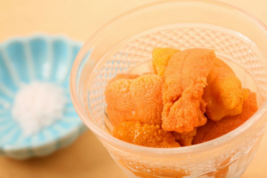 夏に旬を迎えるエゾバフンウニを主に厳選。風味・甘みを引き立てるボリビア産岩塩でいただく『うにの小鉢』