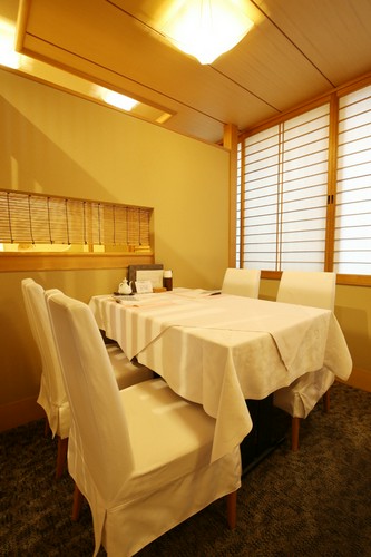 テーブルと椅子が配された、洋風スタイルの個室も完備