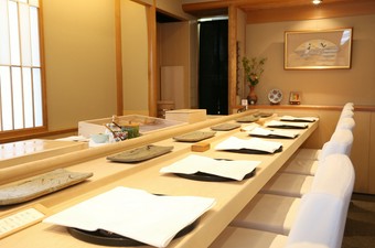 四季折々の一皿と、こだわりのにぎりを堪能できる寿司屋